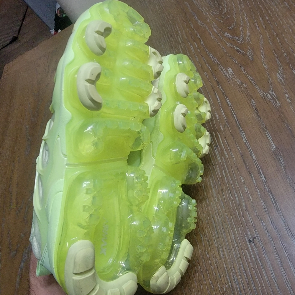 Nike air vapormax, used, no box, like new, 5 men/6.5 women, barely volt - Picture 7 of 10